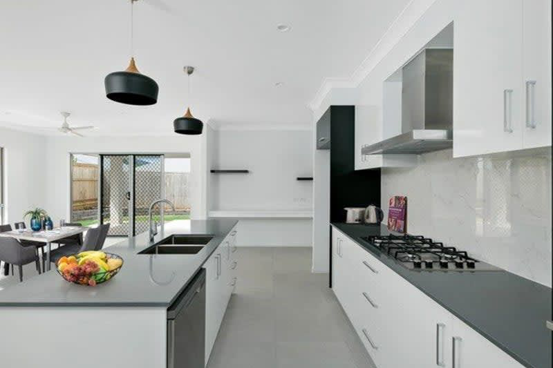 24 macilwraith street manoora qld