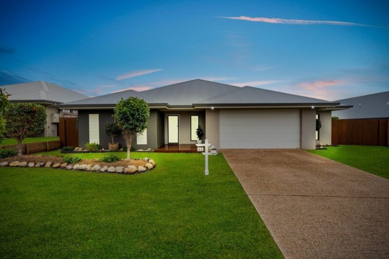 24 macilwraith street manoora qld